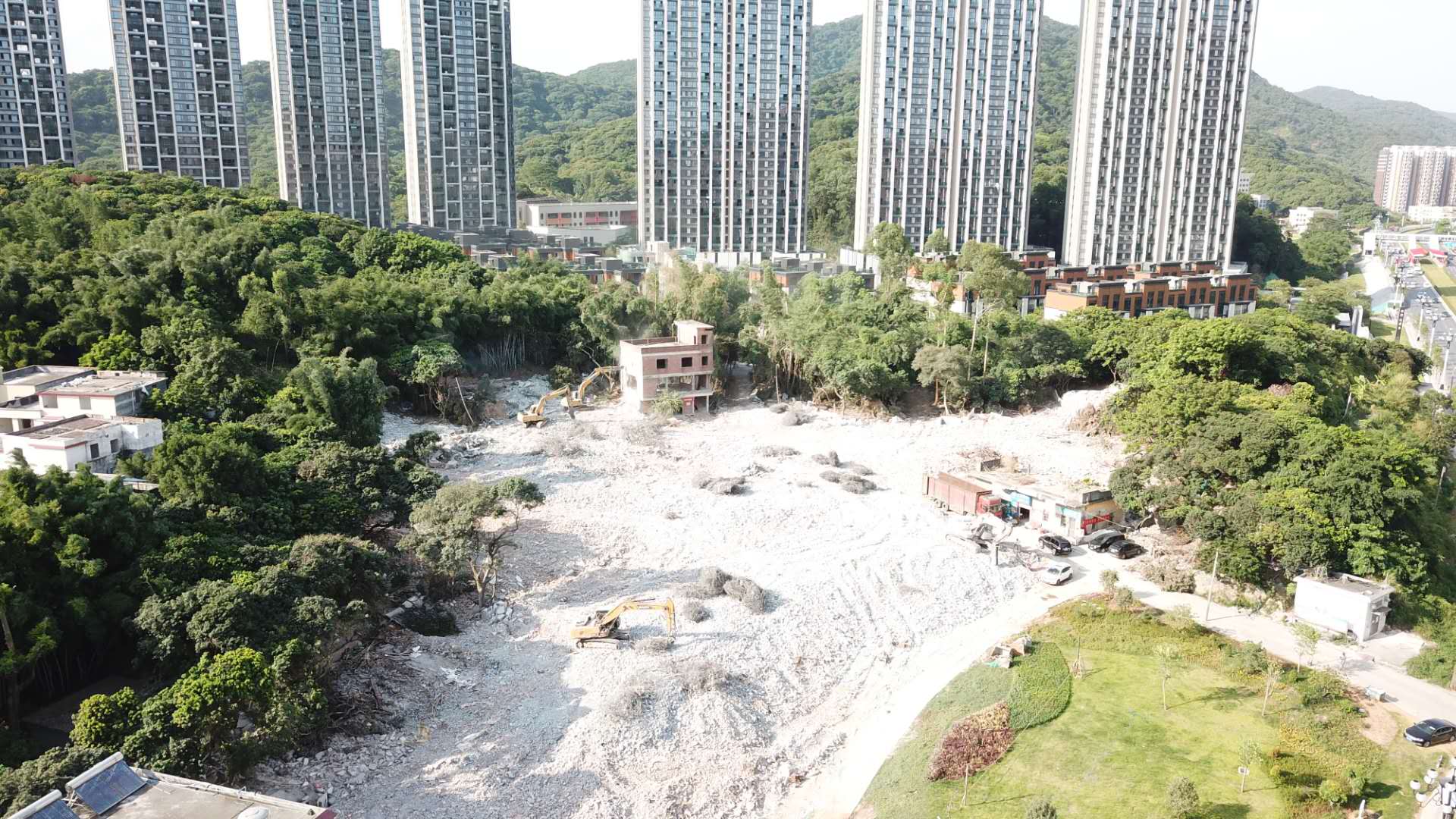 嶺頭公司舊村全面改造項目于2020年6月11日啟動羌洞片區(qū)拆補方案表決、簽約、交房、拆除工作。僅10天內(nèi)完成全片91棟私人房屋簽約，至6月25日全片區(qū)完成交房，至7月25日全片區(qū)拆除完畢。